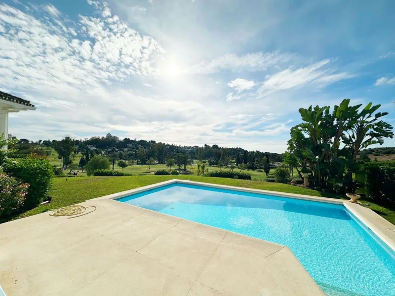 House - Detached Villa в продаже в El Paraiso, Málaga. В доме 4 спален и 3 ванных комнат. Площадь дома 450 м². Площадь участка 1670 м²