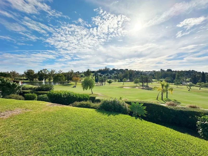 House - Detached Villa в продаже в El Paraiso, Málaga. В доме 4 спален и 3 ванных комнат. Площадь дома 450 м². Площадь участка 1670 м²