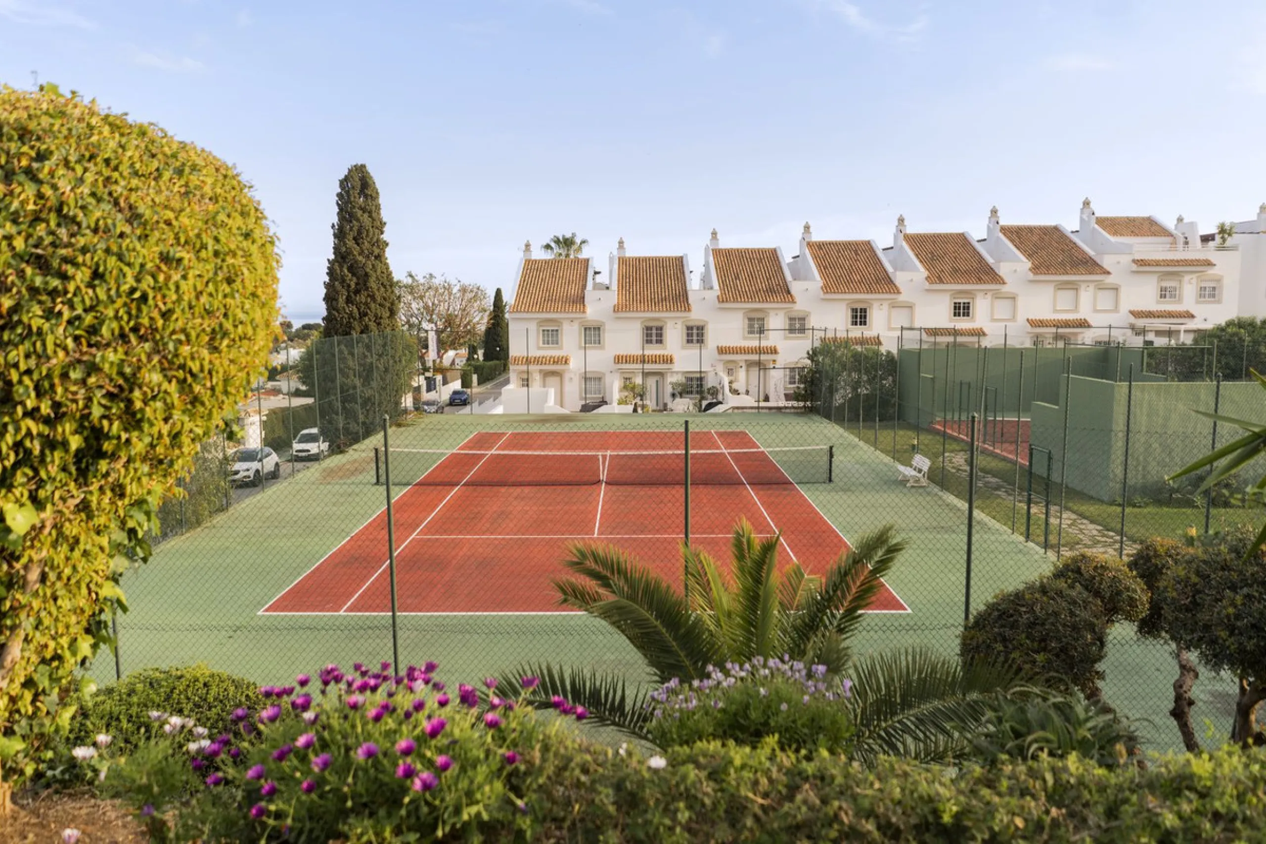 Discover this elegant, fully renovated west-facing townhouse, located in a quiet and well-maintained residential area in the heart of Aloha.