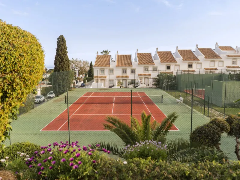 Discover this elegant, fully renovated west-facing townhouse, located in a quiet and well-maintained residential area in the heart of Aloha.