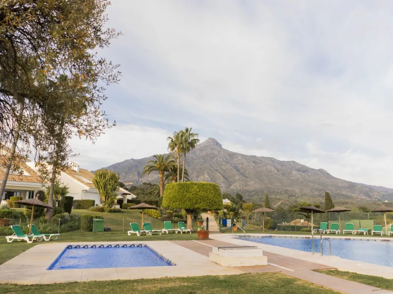 Discover this elegant, fully renovated west-facing townhouse, located in a quiet and well-maintained residential area in the heart of Aloha.