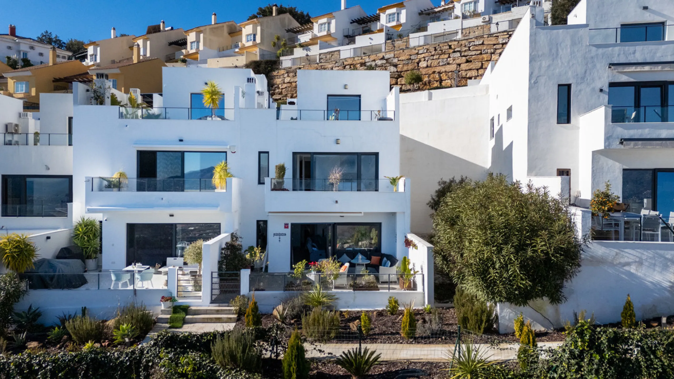 Casa Altavista is a south east facing luxury townhouse for sale with panoramic mountain sea and coastal views. It offers three bedrooms and three ensuite bathrooms within 172 m2 built. The modern spacious kitchen has a view and direct access to the intern