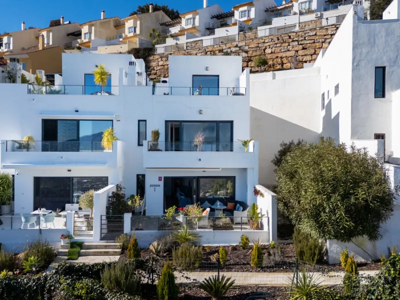 Casa Altavista is a south east facing luxury townhouse for sale with panoramic mountain sea and coastal views. It offers three bedrooms and three ensuite bathrooms within 172 m2 built. The modern spacious kitchen has a view and direct access to the intern