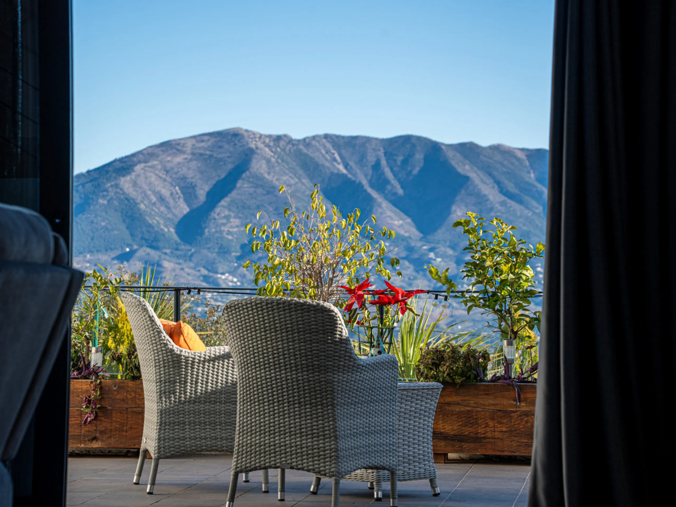 Casa Altavista is a south east facing luxury townhouse for sale with panoramic mountain sea and coastal views. It offers three bedrooms and three ensuite bathrooms within 172 m2 built. The modern spacious kitchen has a view and direct access to the intern