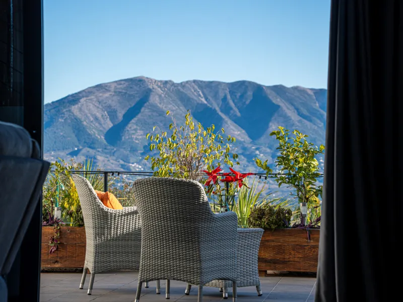 Casa Altavista is a south east facing luxury townhouse for sale with panoramic mountain sea and coastal views. It offers three bedrooms and three ensuite bathrooms within 172 m2 built. The modern spacious kitchen has a view and direct access to the intern