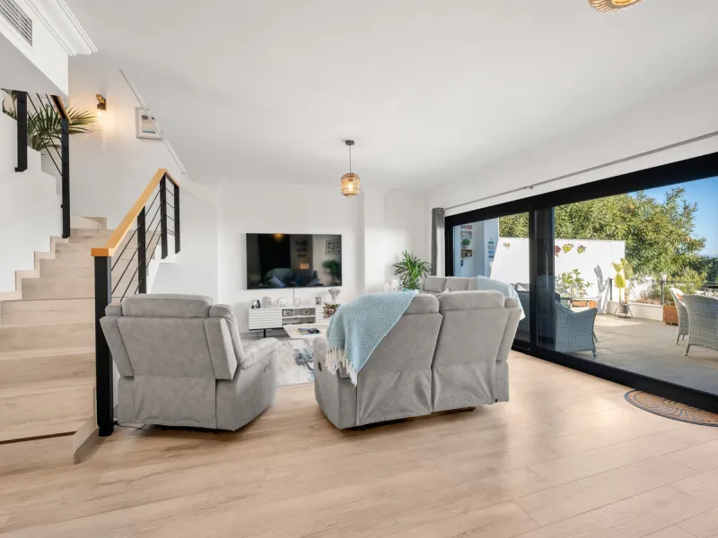 Casa Altavista is a south east facing luxury townhouse for sale with panoramic mountain sea and coastal views. It offers three bedrooms and three ensuite bathrooms within 172 m2 built. The modern spacious kitchen has a view and direct access to the intern