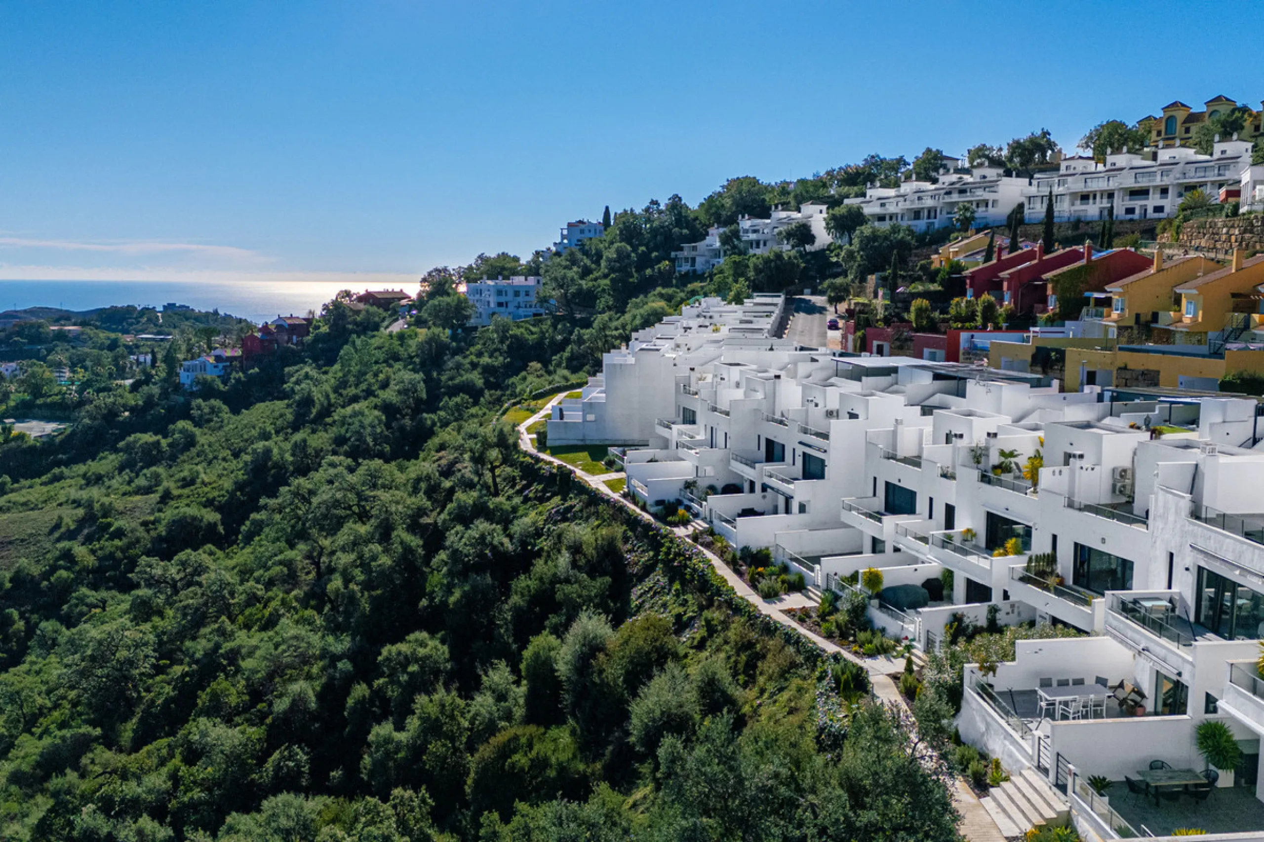 Casa Altavista is a south east facing luxury townhouse for sale with panoramic mountain sea and coastal views. It offers three bedrooms and three ensuite bathrooms within 172 m2 built. The modern spacious kitchen has a view and direct access to the intern