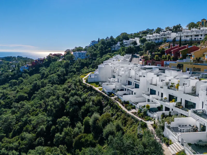 Casa Altavista is a south east facing luxury townhouse for sale with panoramic mountain sea and coastal views. It offers three bedrooms and three ensuite bathrooms within 172 m2 built. The modern spacious kitchen has a view and direct access to the intern