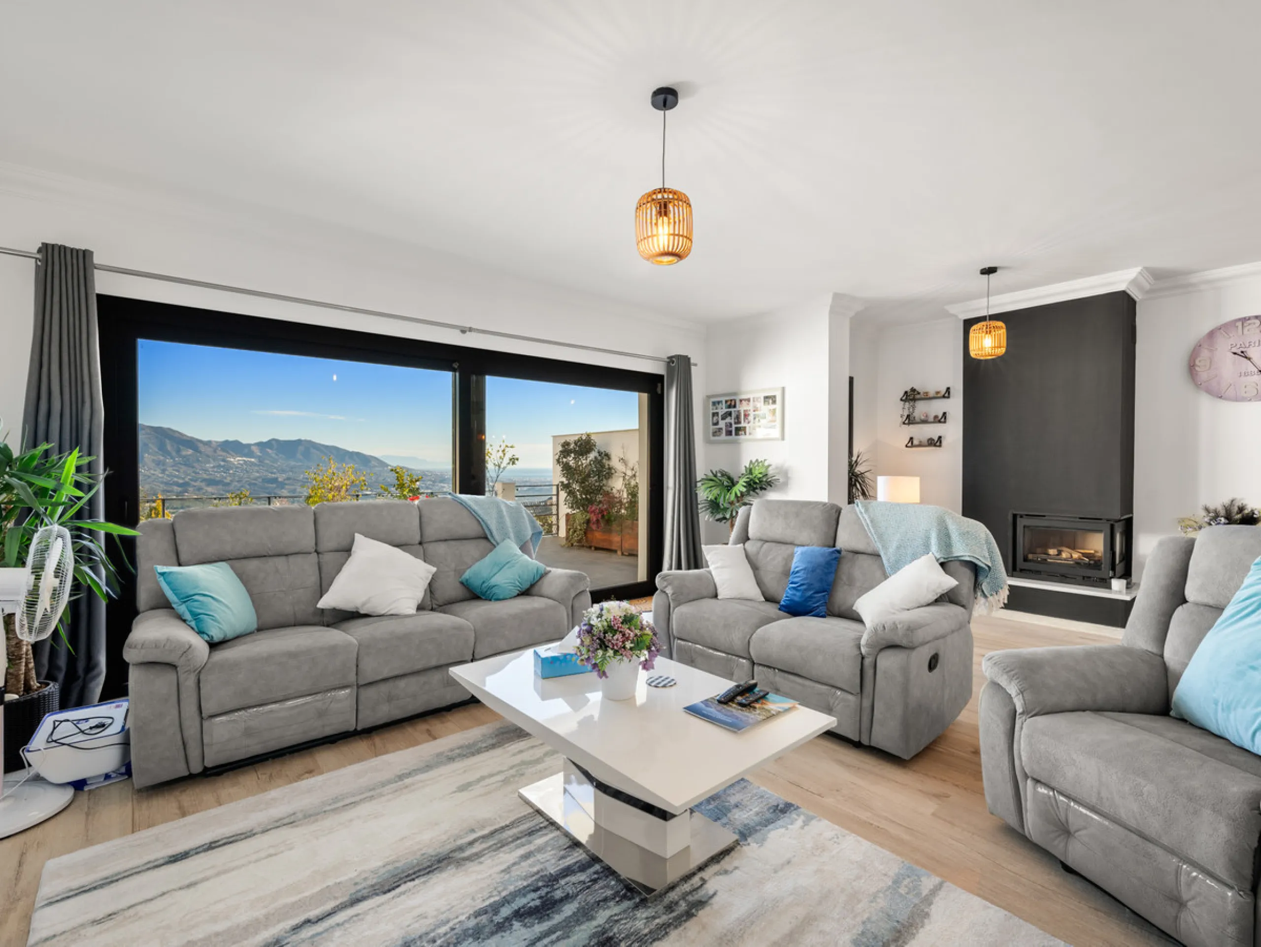 Casa Altavista is a south east facing luxury townhouse for sale with panoramic mountain sea and coastal views. It offers three bedrooms and three ensuite bathrooms within 172 m2 built. The modern spacious kitchen has a view and direct access to the intern