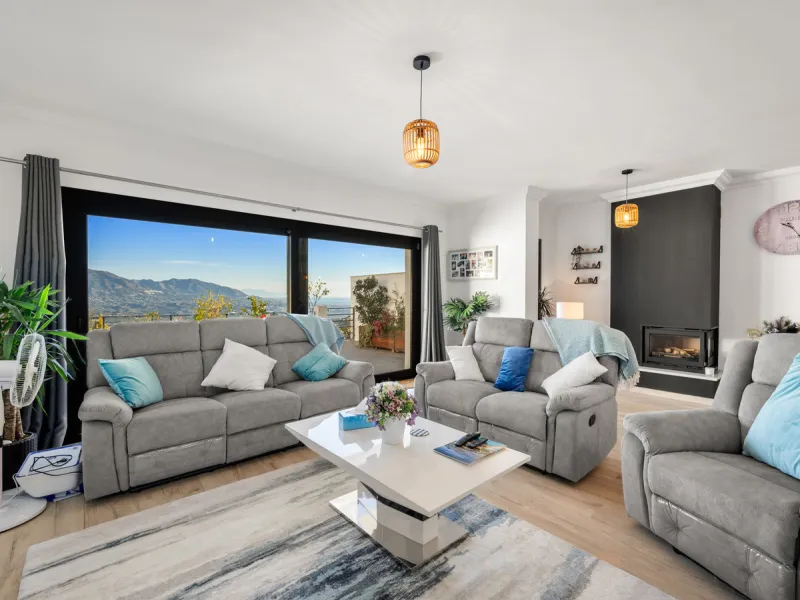 Casa Altavista is a south east facing luxury townhouse for sale with panoramic mountain sea and coastal views. It offers three bedrooms and three ensuite bathrooms within 172 m2 built. The modern spacious kitchen has a view and direct access to the intern