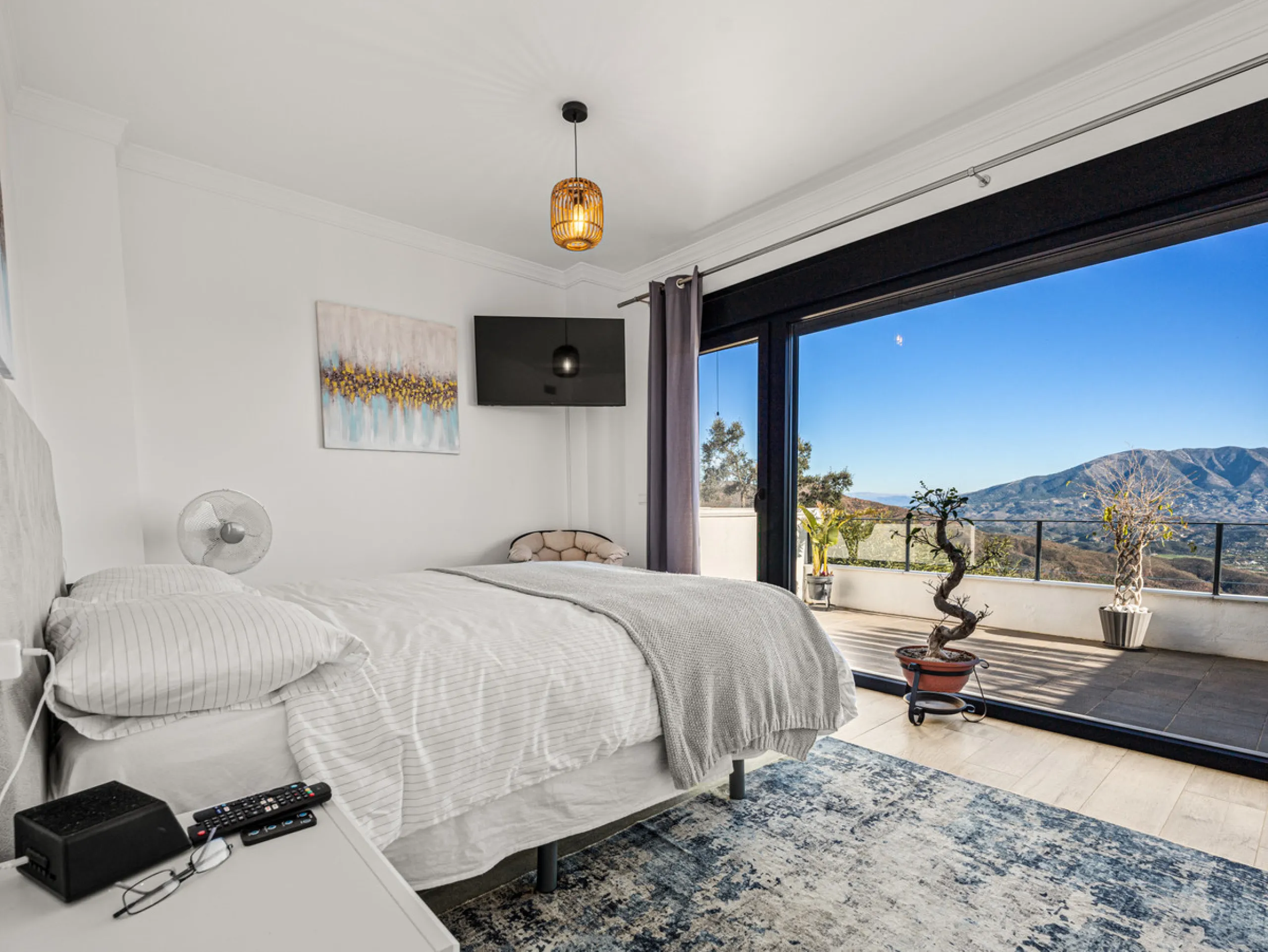 Casa Altavista is a south east facing luxury townhouse for sale with panoramic mountain sea and coastal views. It offers three bedrooms and three ensuite bathrooms within 172 m2 built. The modern spacious kitchen has a view and direct access to the intern