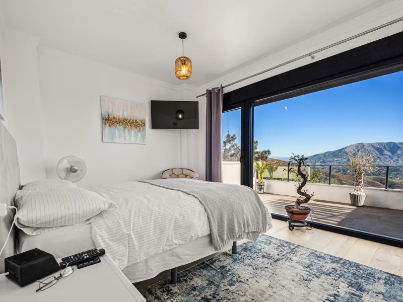 Casa Altavista is a south east facing luxury townhouse for sale with panoramic mountain sea and coastal views. It offers three bedrooms and three ensuite bathrooms within 172 m2 built. The modern spacious kitchen has a view and direct access to the intern