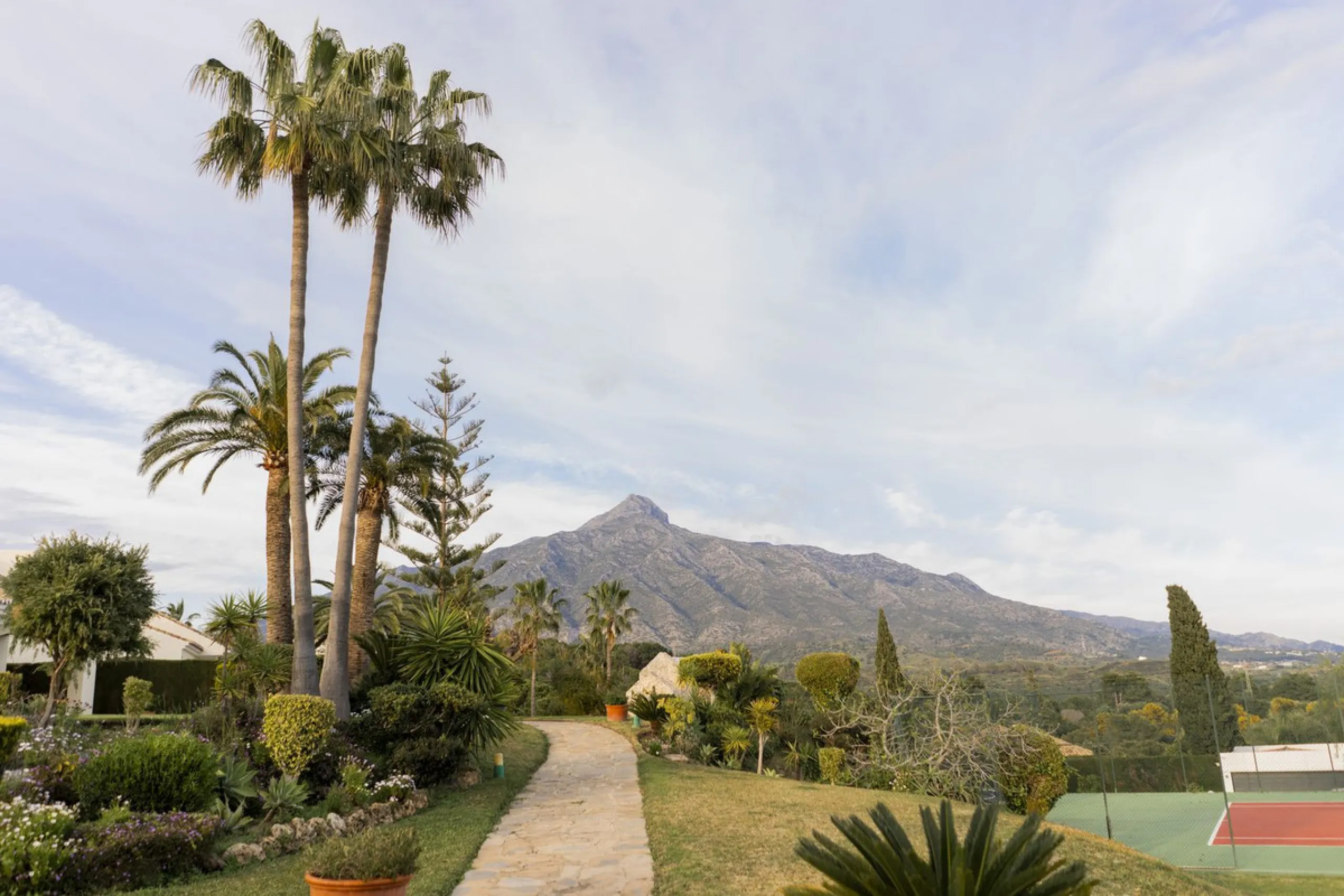 Discover this elegant, fully renovated west-facing townhouse, located in a quiet and well-maintained residential area in the heart of Aloha.