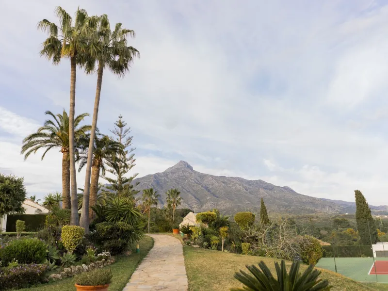 Discover this elegant, fully renovated west-facing townhouse, located in a quiet and well-maintained residential area in the heart of Aloha.