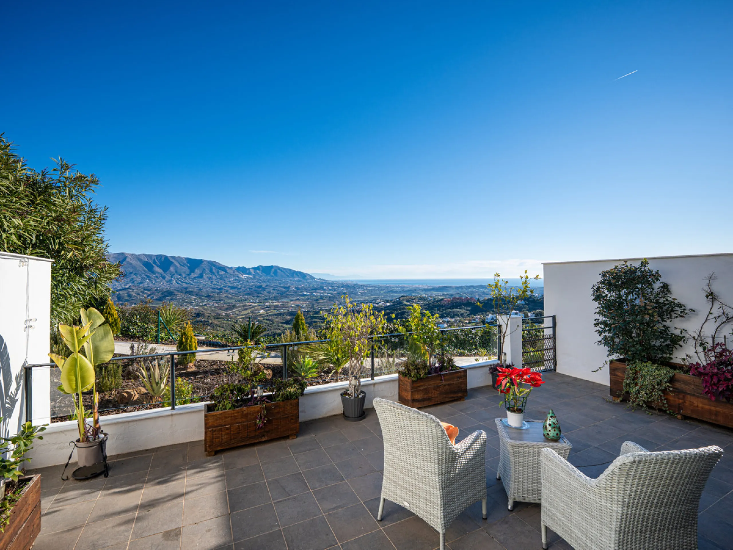 Casa Altavista is a south east facing luxury townhouse for sale with panoramic mountain sea and coastal views. It offers three bedrooms and three ensuite bathrooms within 172 m2 built. The modern spacious kitchen has a view and direct access to the intern