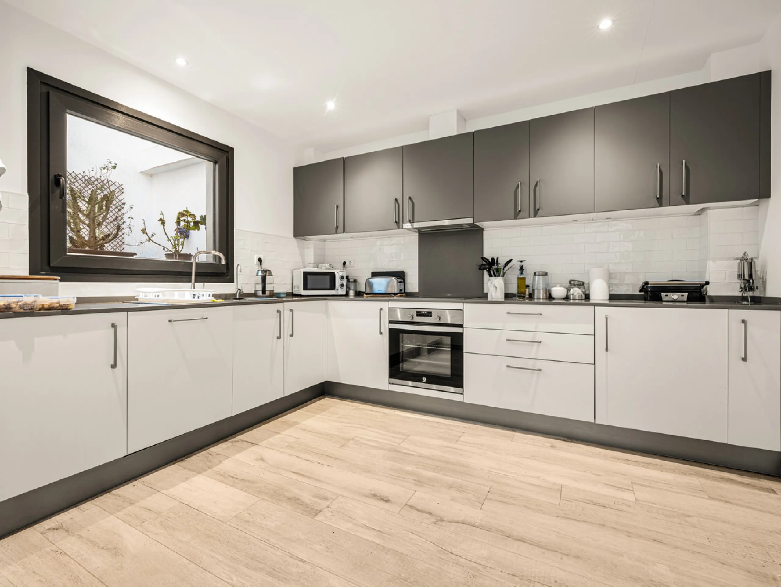 Casa Altavista is a south east facing luxury townhouse for sale with panoramic mountain sea and coastal views. It offers three bedrooms and three ensuite bathrooms within 172 m2 built. The modern spacious kitchen has a view and direct access to the intern