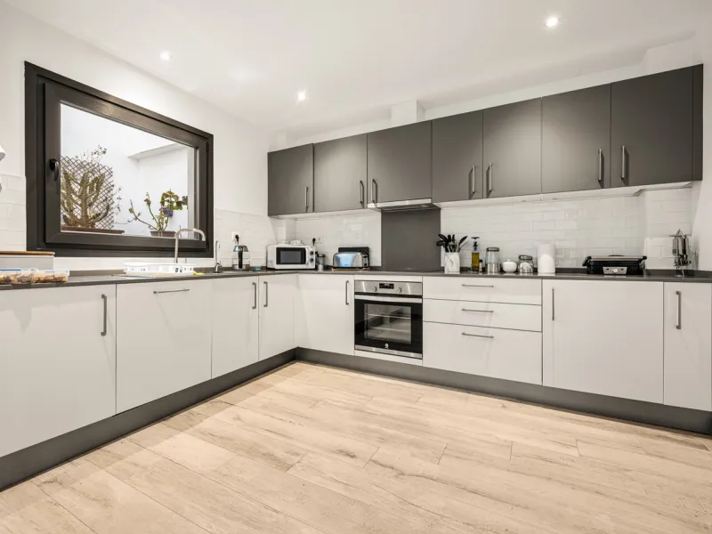 Casa Altavista is a south east facing luxury townhouse for sale with panoramic mountain sea and coastal views. It offers three bedrooms and three ensuite bathrooms within 172 m2 built. The modern spacious kitchen has a view and direct access to the intern