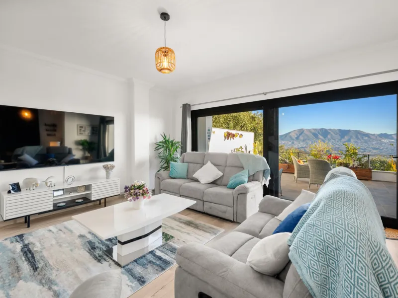 Casa Altavista is a south east facing luxury townhouse for sale with panoramic mountain sea and coastal views. It offers three bedrooms and three ensuite bathrooms within 172 m2 built. The modern spacious kitchen has a view and direct access to the intern