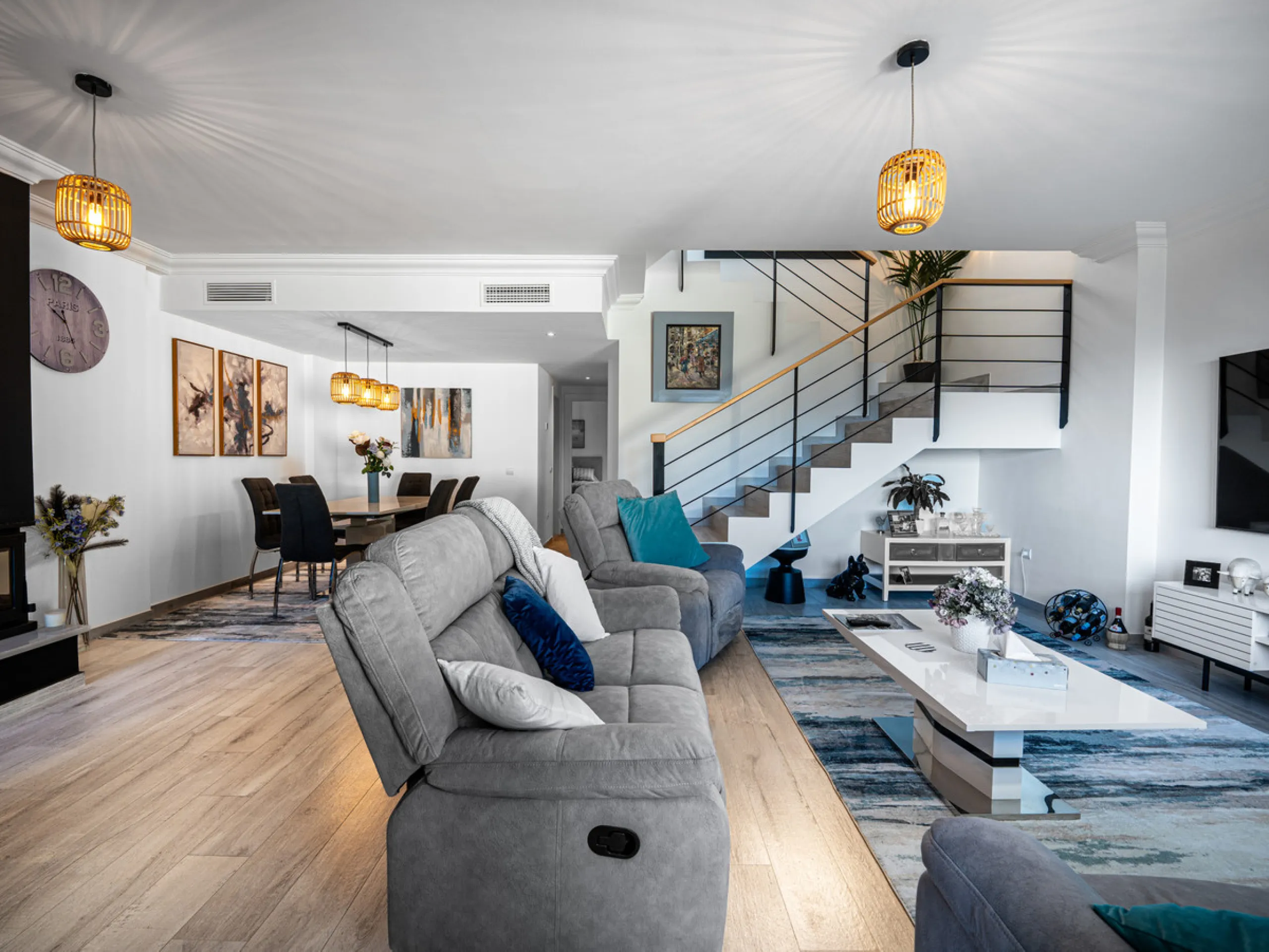Casa Altavista is a south east facing luxury townhouse for sale with panoramic mountain sea and coastal views. It offers three bedrooms and three ensuite bathrooms within 172 m2 built. The modern spacious kitchen has a view and direct access to the intern