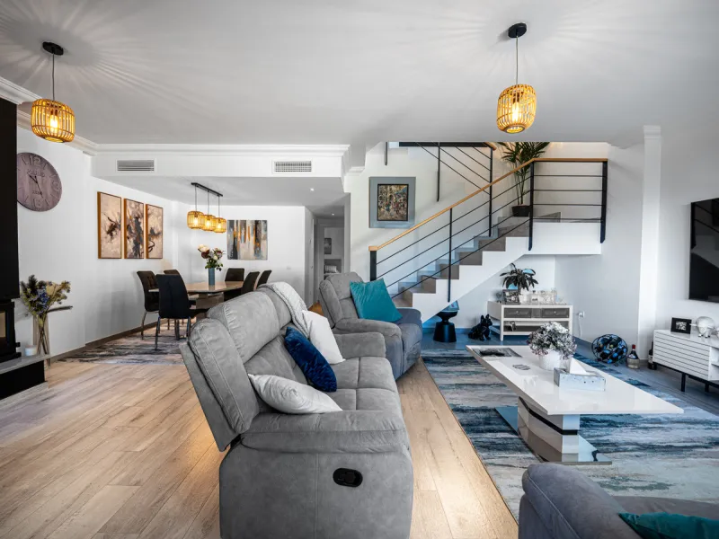 Casa Altavista is a south east facing luxury townhouse for sale with panoramic mountain sea and coastal views. It offers three bedrooms and three ensuite bathrooms within 172 m2 built. The modern spacious kitchen has a view and direct access to the intern