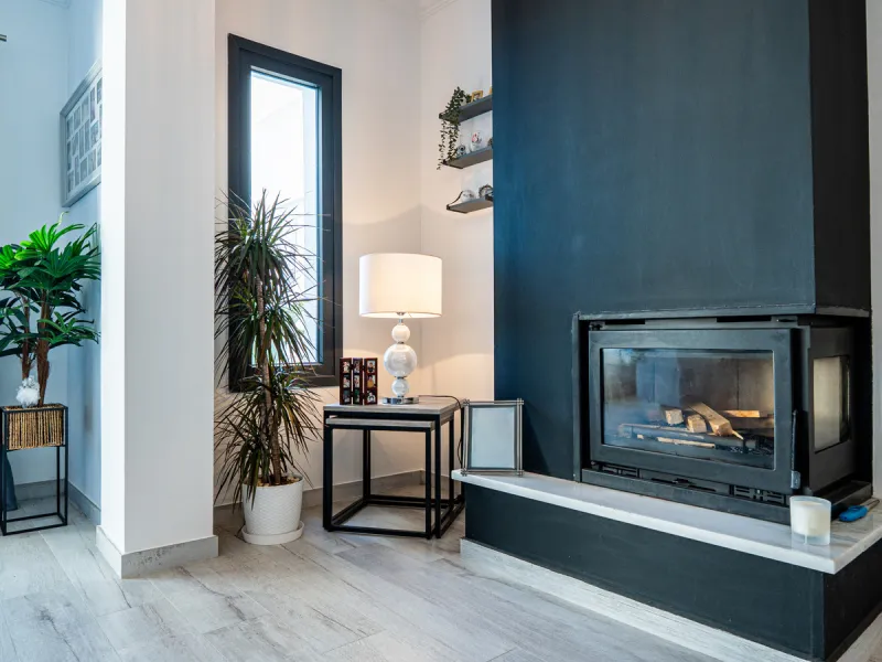 Casa Altavista is a south east facing luxury townhouse for sale with panoramic mountain sea and coastal views. It offers three bedrooms and three ensuite bathrooms within 172 m2 built. The modern spacious kitchen has a view and direct access to the intern