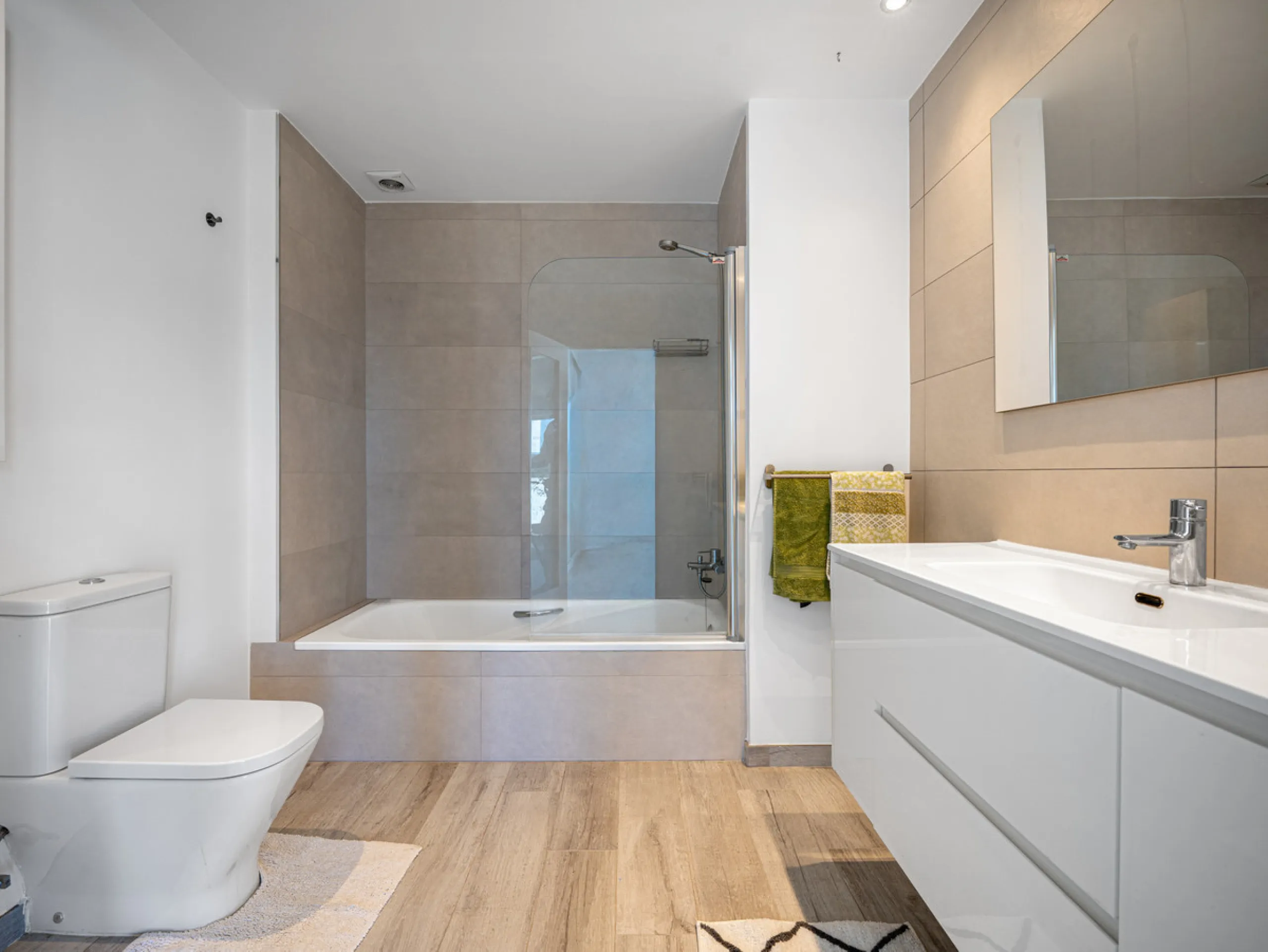 Casa Altavista is a south east facing luxury townhouse for sale with panoramic mountain sea and coastal views. It offers three bedrooms and three ensuite bathrooms within 172 m2 built. The modern spacious kitchen has a view and direct access to the intern