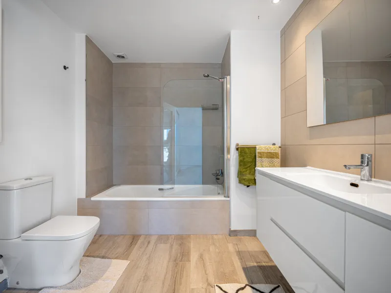 Casa Altavista is a south east facing luxury townhouse for sale with panoramic mountain sea and coastal views. It offers three bedrooms and three ensuite bathrooms within 172 m2 built. The modern spacious kitchen has a view and direct access to the intern