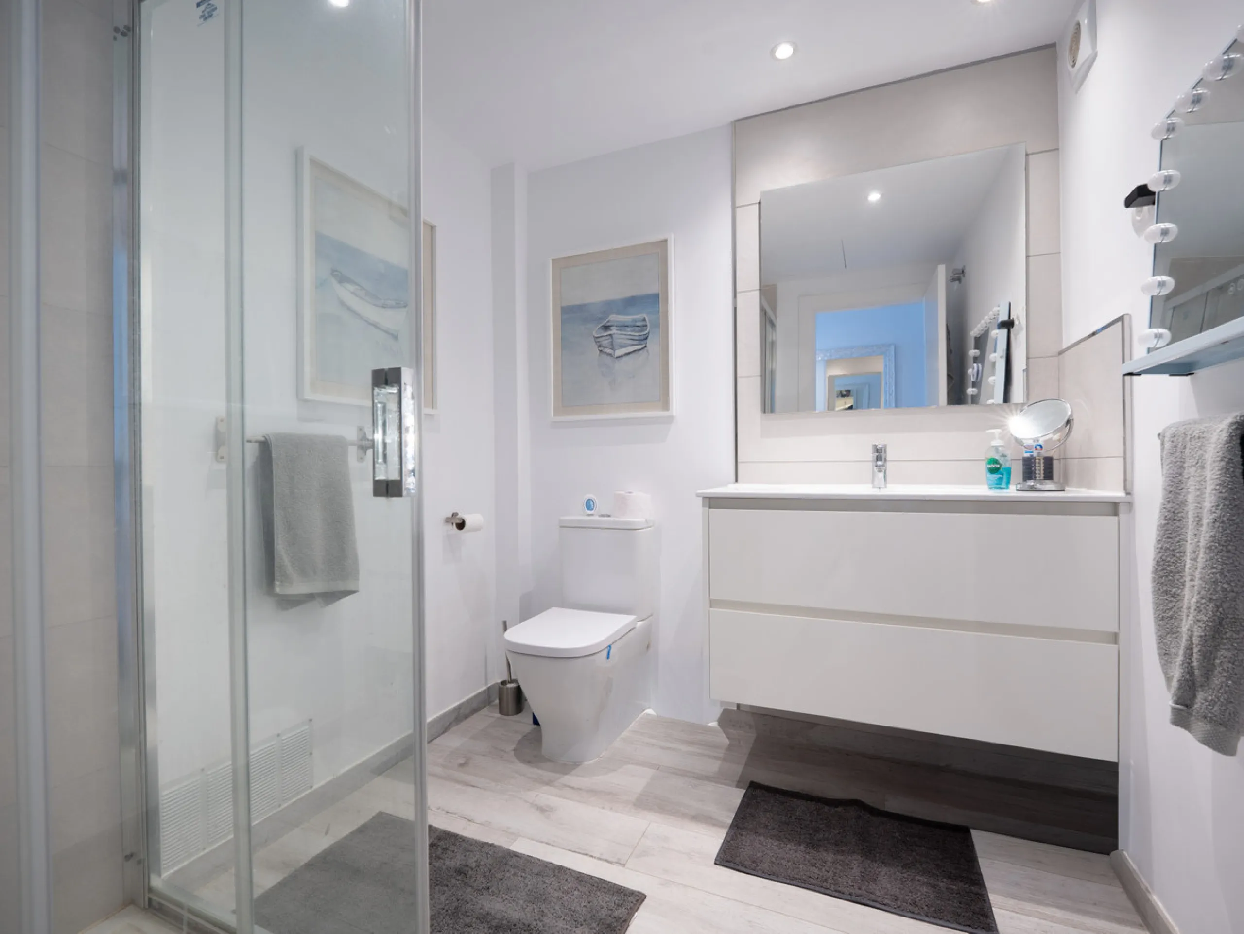 Casa Altavista is a south east facing luxury townhouse for sale with panoramic mountain sea and coastal views. It offers three bedrooms and three ensuite bathrooms within 172 m2 built. The modern spacious kitchen has a view and direct access to the intern
