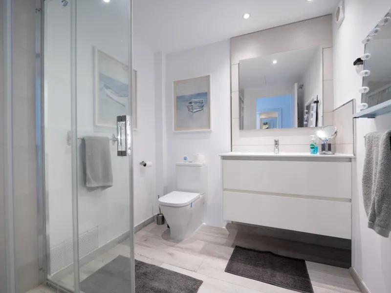 Casa Altavista is a south east facing luxury townhouse for sale with panoramic mountain sea and coastal views. It offers three bedrooms and three ensuite bathrooms within 172 m2 built. The modern spacious kitchen has a view and direct access to the intern