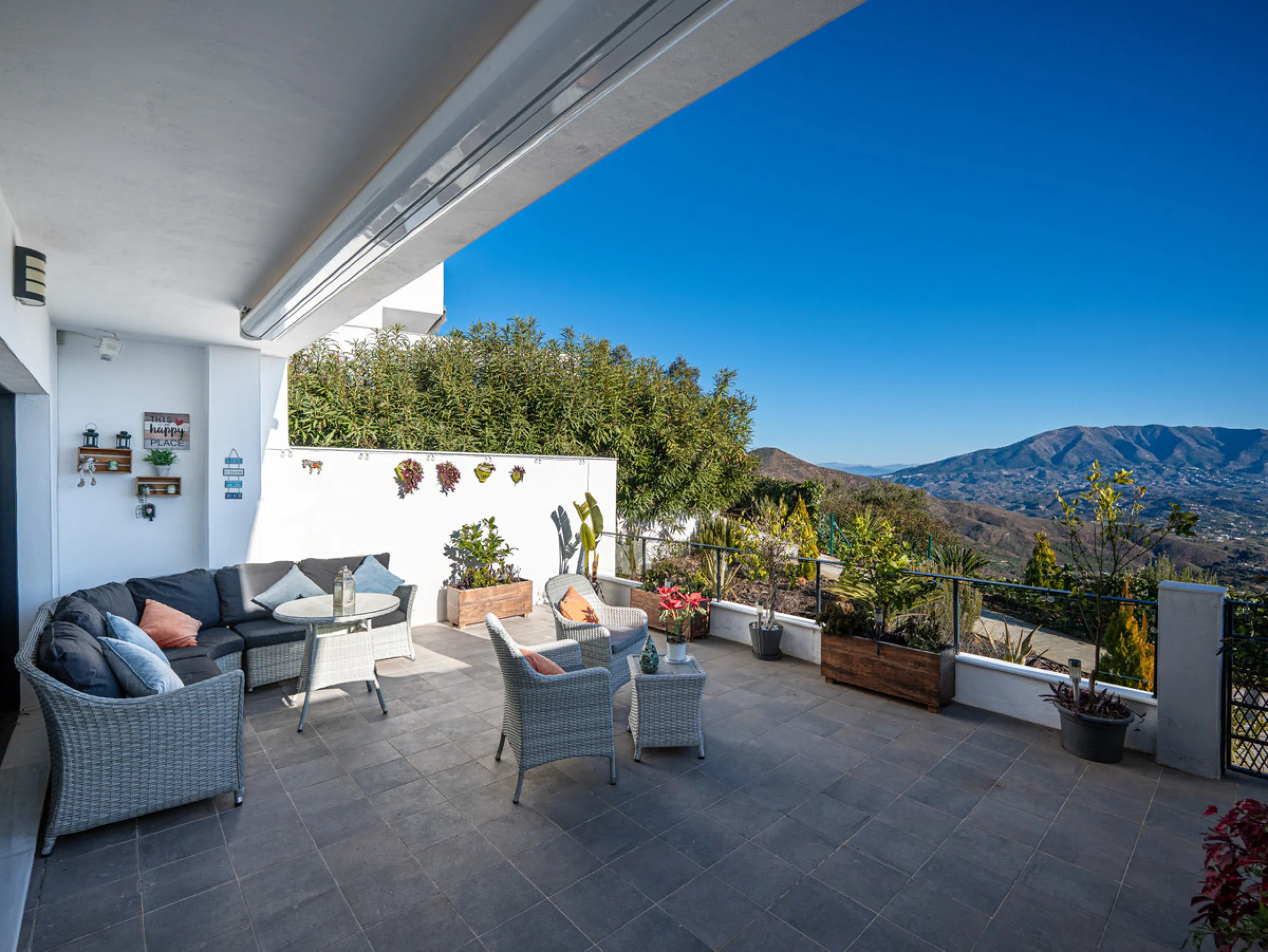Casa Altavista is a south east facing luxury townhouse for sale with panoramic mountain sea and coastal views. It offers three bedrooms and three ensuite bathrooms within 172 m2 built. The modern spacious kitchen has a view and direct access to the intern
