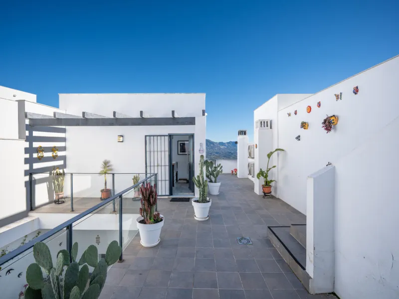 Casa Altavista is a south east facing luxury townhouse for sale with panoramic mountain sea and coastal views. It offers three bedrooms and three ensuite bathrooms within 172 m2 built. The modern spacious kitchen has a view and direct access to the intern
