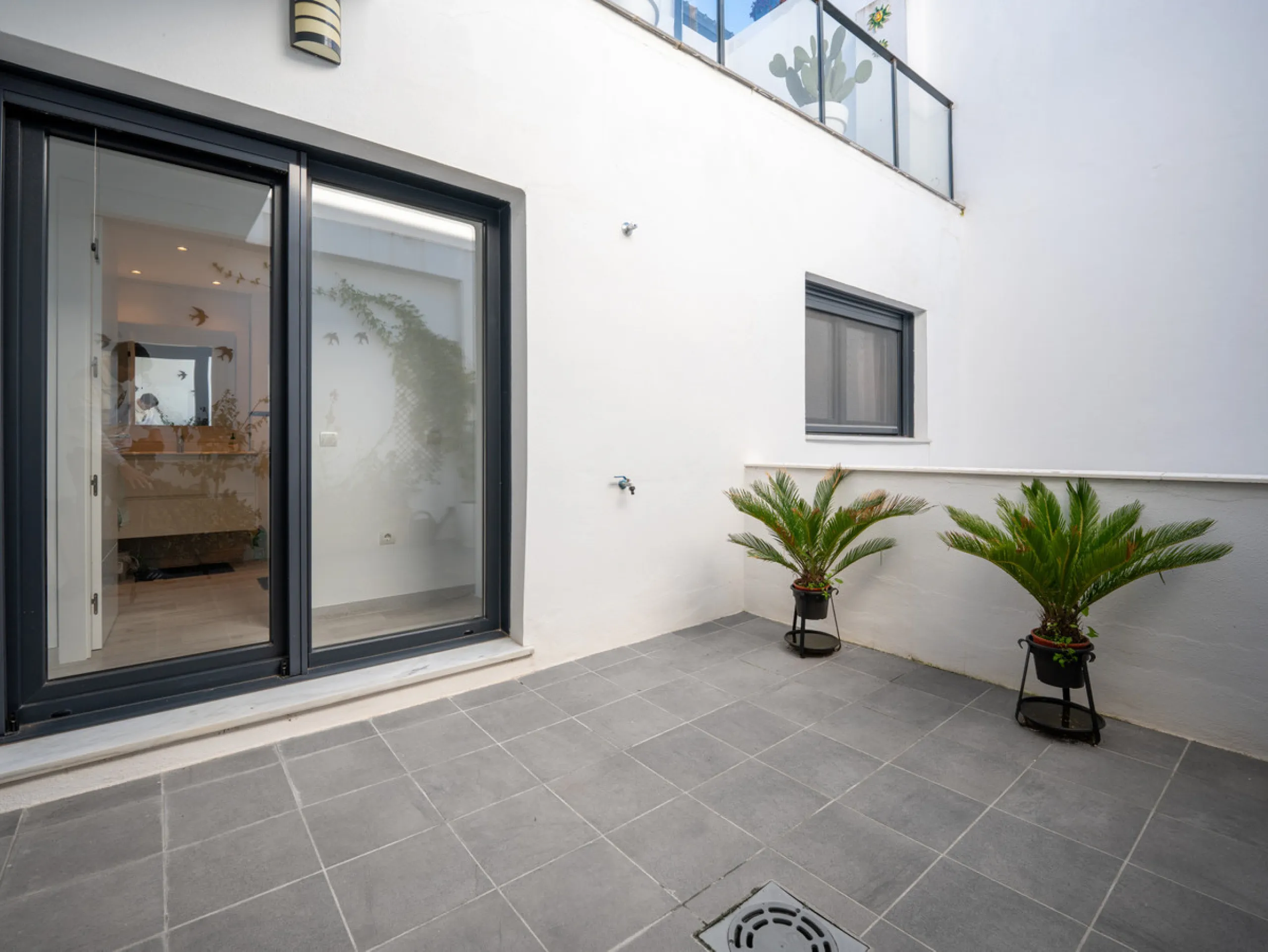 Casa Altavista is a south east facing luxury townhouse for sale with panoramic mountain sea and coastal views. It offers three bedrooms and three ensuite bathrooms within 172 m2 built. The modern spacious kitchen has a view and direct access to the intern
