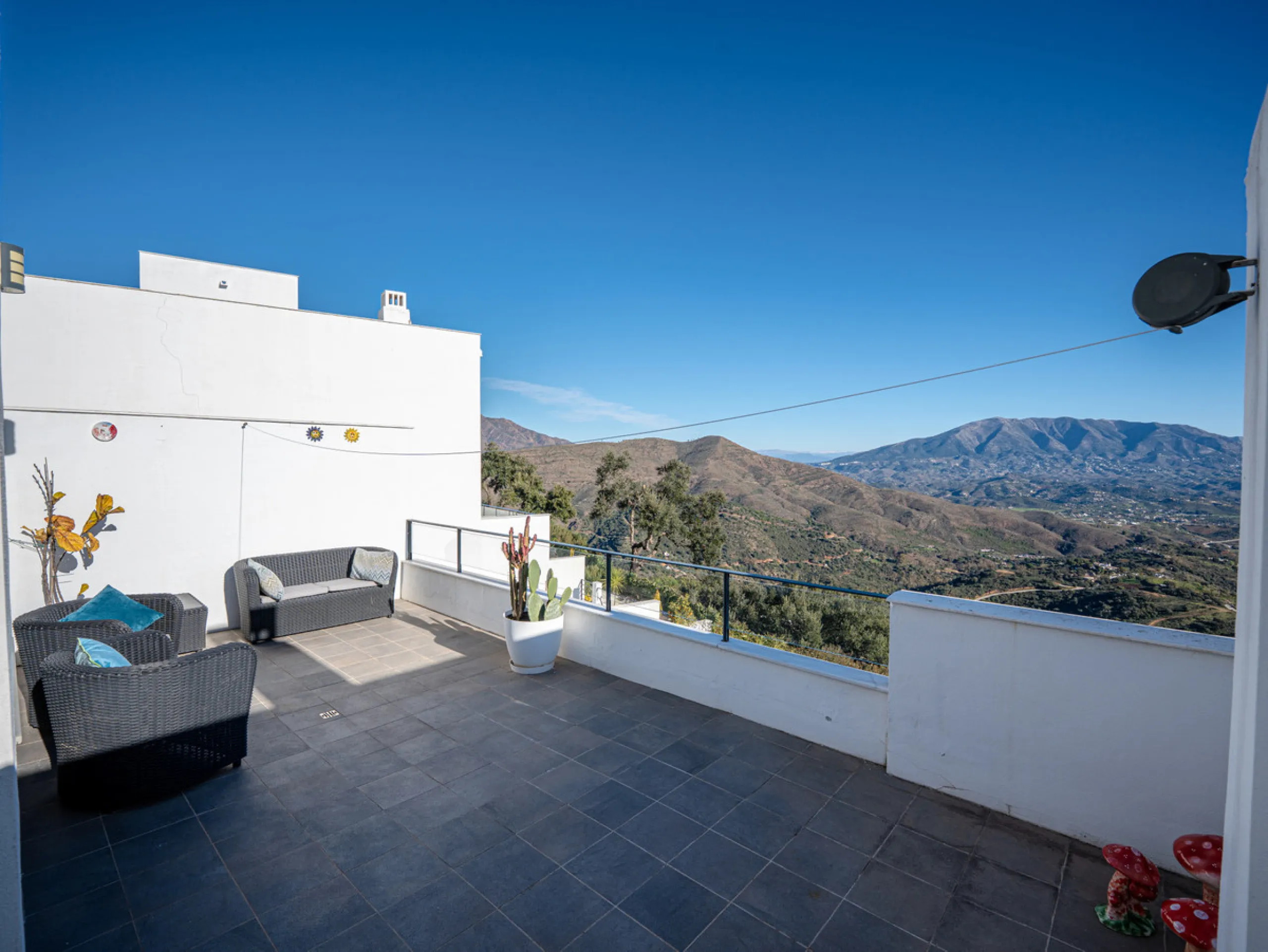 Casa Altavista is a south east facing luxury townhouse for sale with panoramic mountain sea and coastal views. It offers three bedrooms and three ensuite bathrooms within 172 m2 built. The modern spacious kitchen has a view and direct access to the intern