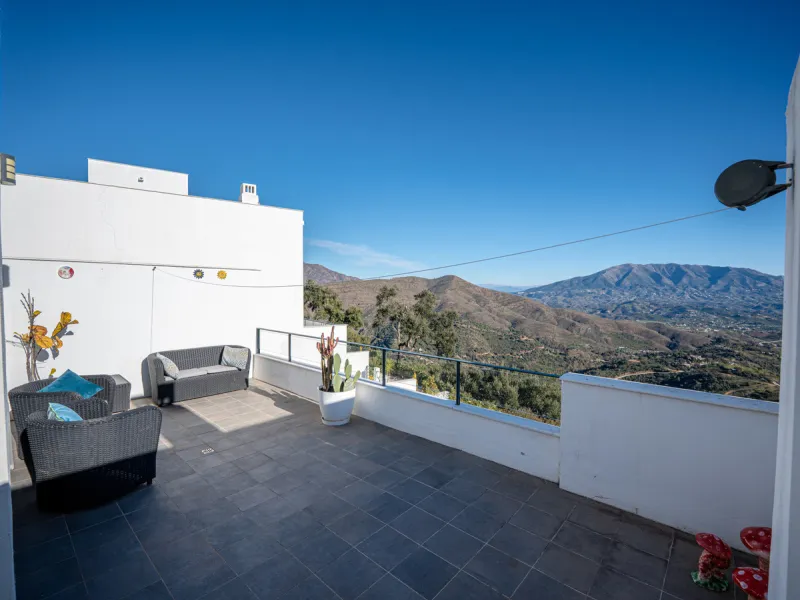 Casa Altavista is a south east facing luxury townhouse for sale with panoramic mountain sea and coastal views. It offers three bedrooms and three ensuite bathrooms within 172 m2 built. The modern spacious kitchen has a view and direct access to the intern