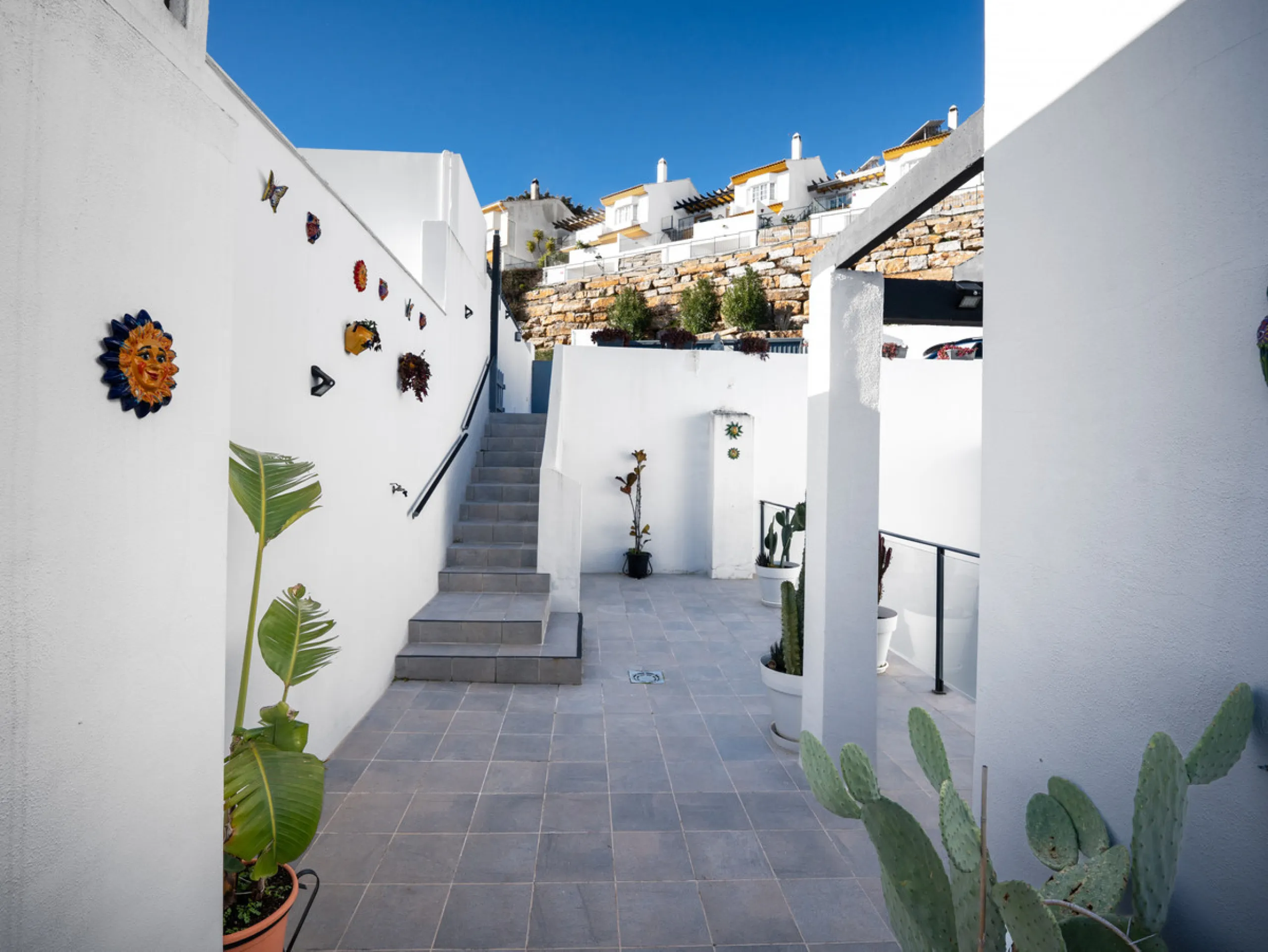 Casa Altavista is a south east facing luxury townhouse for sale with panoramic mountain sea and coastal views. It offers three bedrooms and three ensuite bathrooms within 172 m2 built. The modern spacious kitchen has a view and direct access to the intern