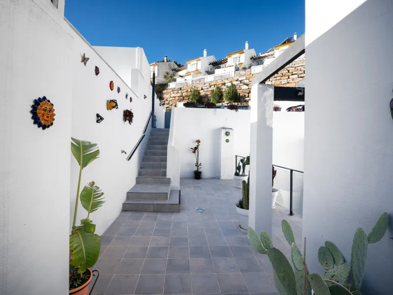 Casa Altavista is a south east facing luxury townhouse for sale with panoramic mountain sea and coastal views. It offers three bedrooms and three ensuite bathrooms within 172 m2 built. The modern spacious kitchen has a view and direct access to the intern