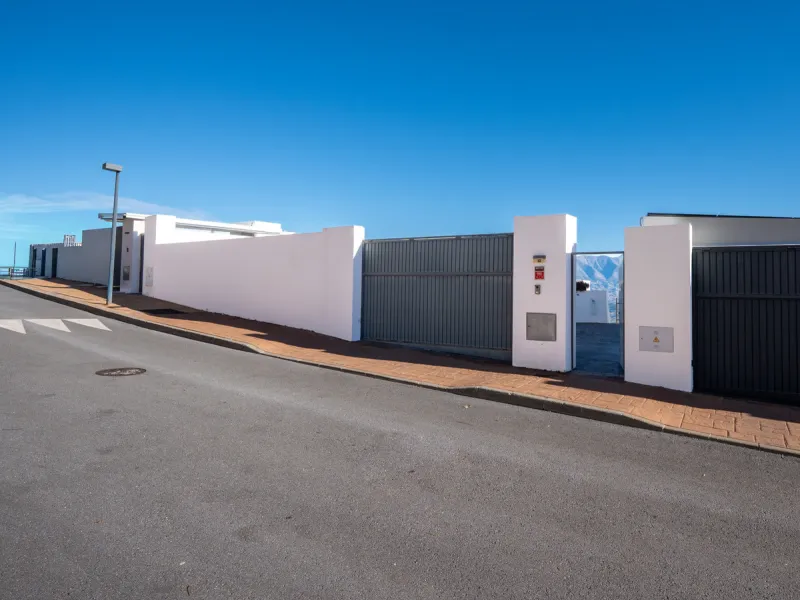 Casa Altavista is a south east facing luxury townhouse for sale with panoramic mountain sea and coastal views. It offers three bedrooms and three ensuite bathrooms within 172 m2 built. The modern spacious kitchen has a view and direct access to the intern