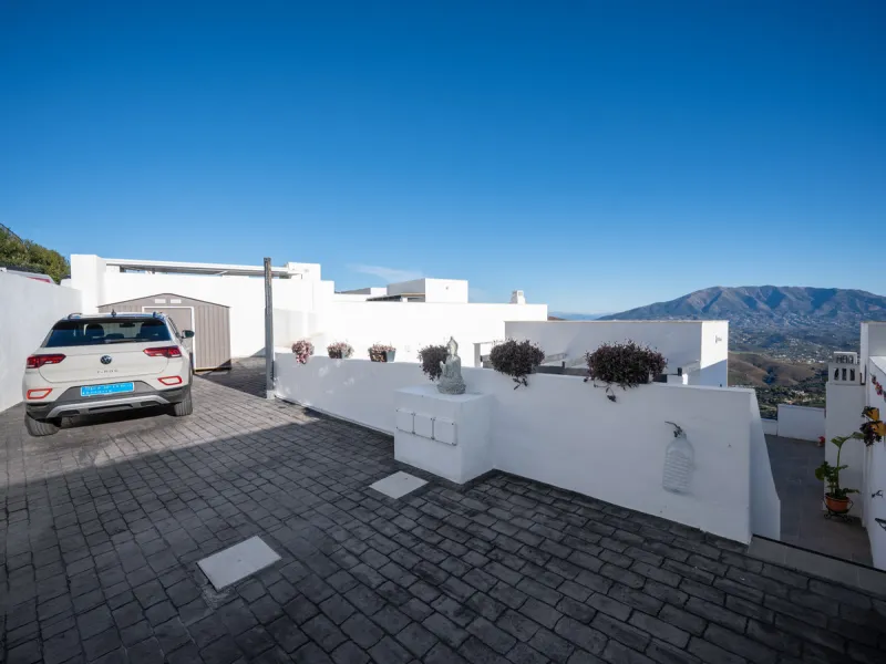 Casa Altavista is a south east facing luxury townhouse for sale with panoramic mountain sea and coastal views. It offers three bedrooms and three ensuite bathrooms within 172 m2 built. The modern spacious kitchen has a view and direct access to the intern