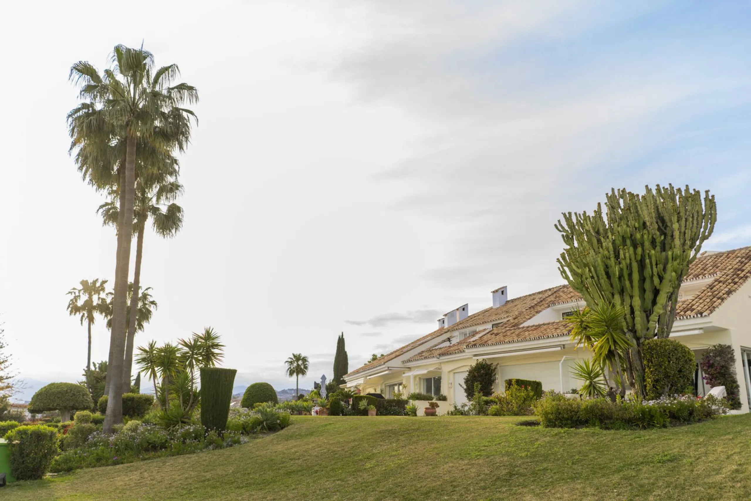 Discover this elegant, fully renovated west-facing townhouse, located in a quiet and well-maintained residential area in the heart of Aloha.