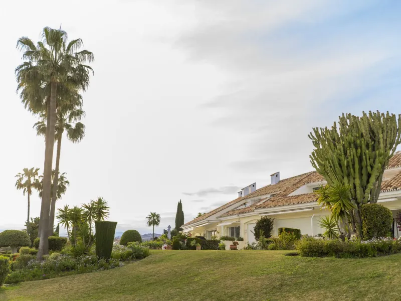 Discover this elegant, fully renovated west-facing townhouse, located in a quiet and well-maintained residential area in the heart of Aloha.