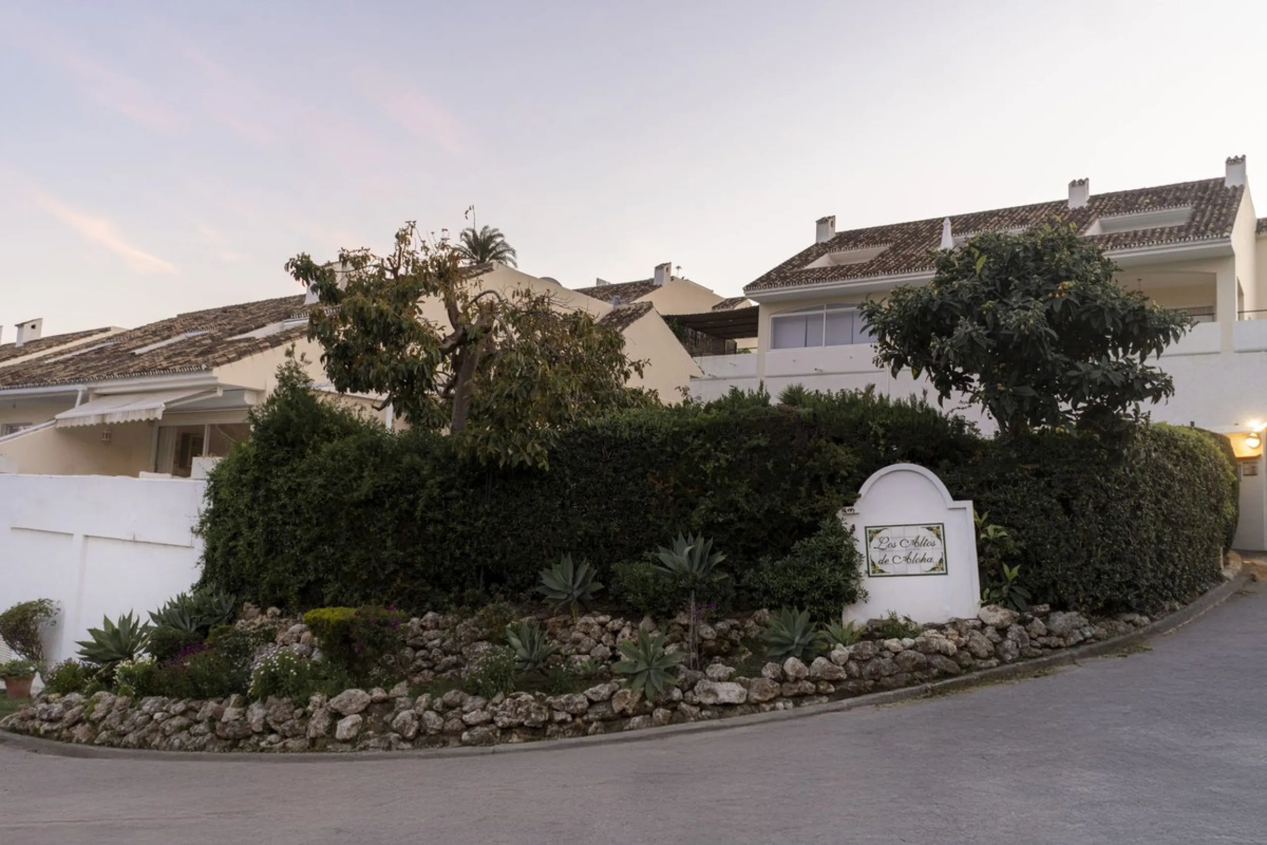 Discover this elegant, fully renovated west-facing townhouse, located in a quiet and well-maintained residential area in the heart of Aloha.