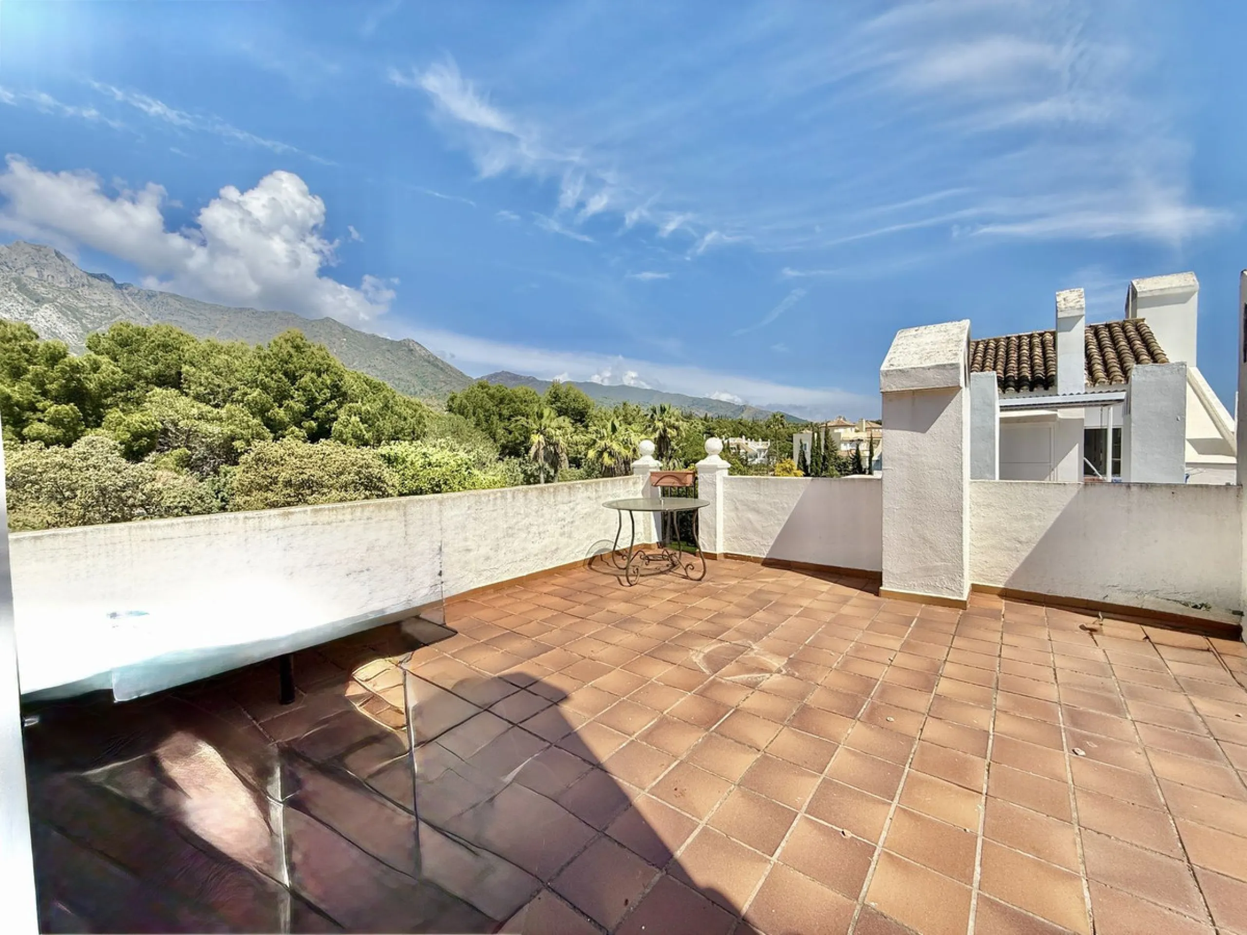 Duplex-Wohnung mit Südbalkonen, Solarium, Stellplatz und Abstellraum in Rocamar, Nagüeles, Marbella. Schnell zu verkaufen für nur 465.000 €