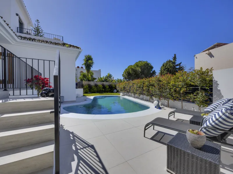 Discover this exceptional southwest-facing villa, a stunning blend of contemporary elegance and modern comfort. Recently refurbished with top-quality materials, this exquisite home boasts a sleek design that perfectly complements its surroundings. Located