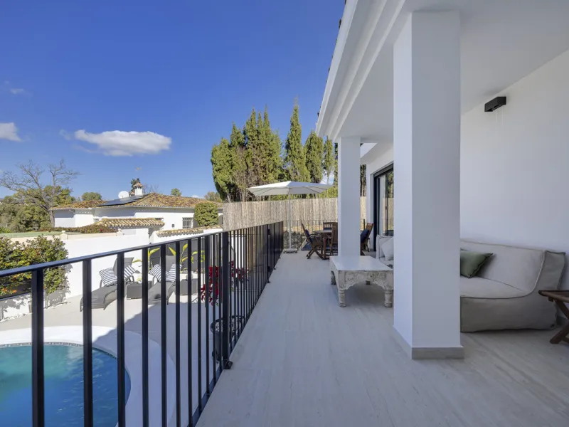 Discover this exceptional southwest-facing villa, a stunning blend of contemporary elegance and modern comfort. Recently refurbished with top-quality materials, this exquisite home boasts a sleek design that perfectly complements its surroundings. Located
