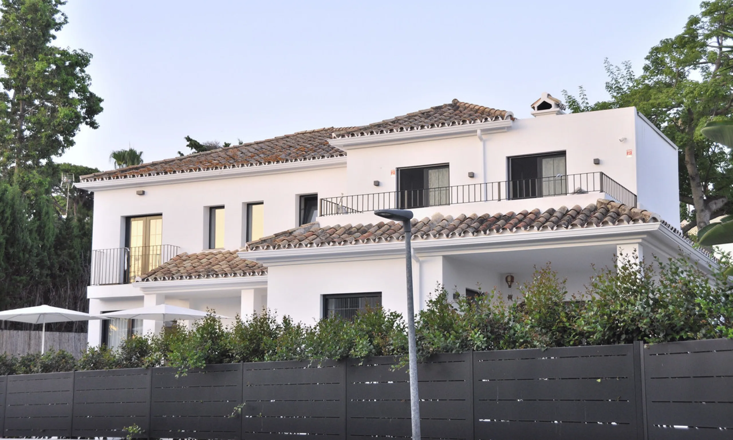 Discover this exceptional southwest-facing villa, a stunning blend of contemporary elegance and modern comfort. Recently refurbished with top-quality materials, this exquisite home boasts a sleek design that perfectly complements its surroundings. Located