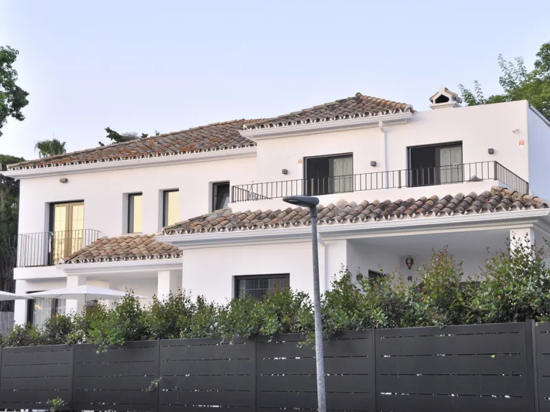 Discover this exceptional southwest-facing villa, a stunning blend of contemporary elegance and modern comfort. Recently refurbished with top-quality materials, this exquisite home boasts a sleek design that perfectly complements its surroundings. Located