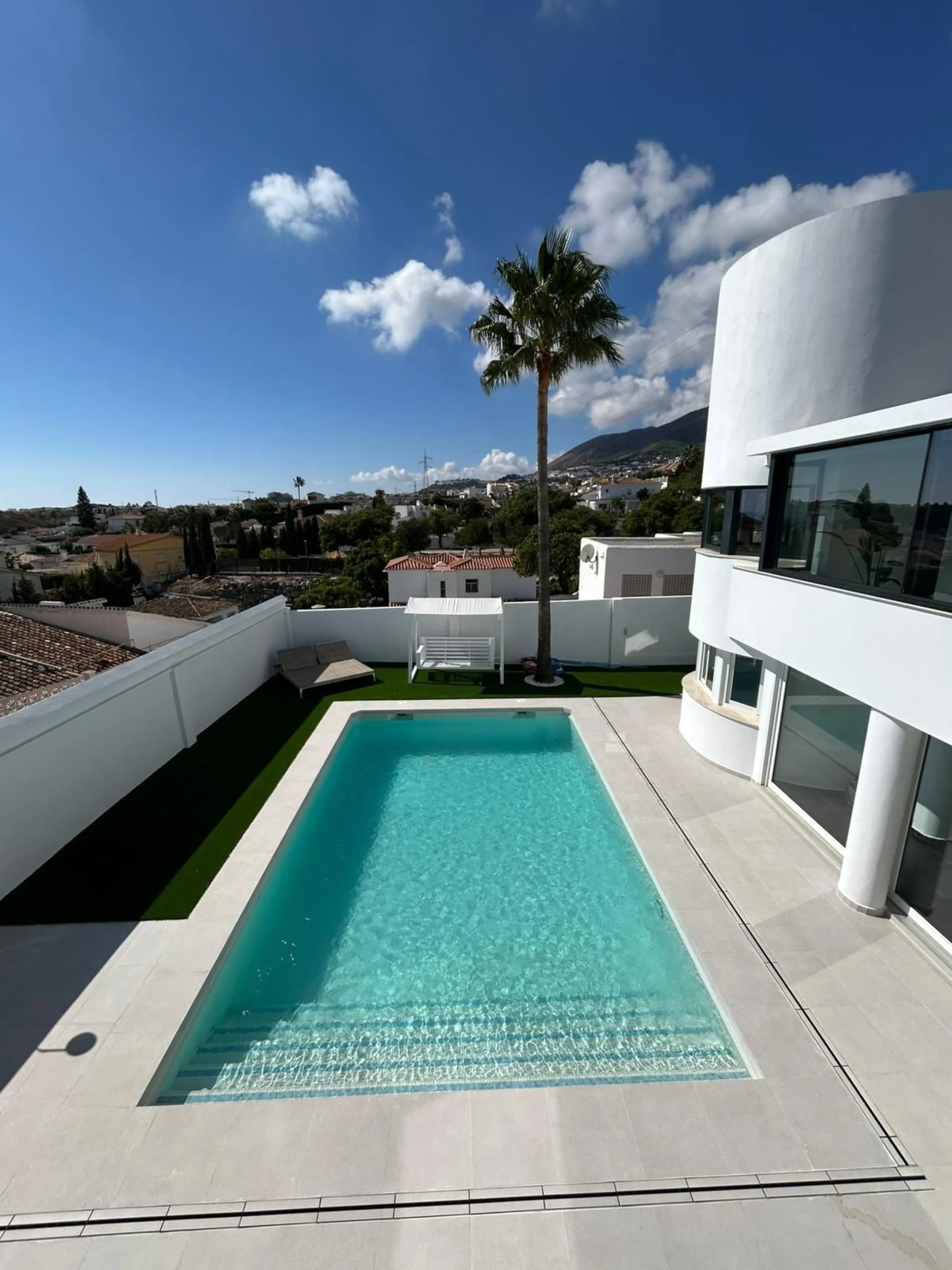 House - Detached Villa в продаже в Benalmadena, Málaga. В доме 4 спален и 5 ванных комнат. Площадь дома 550 м². Площадь участка 800 м²