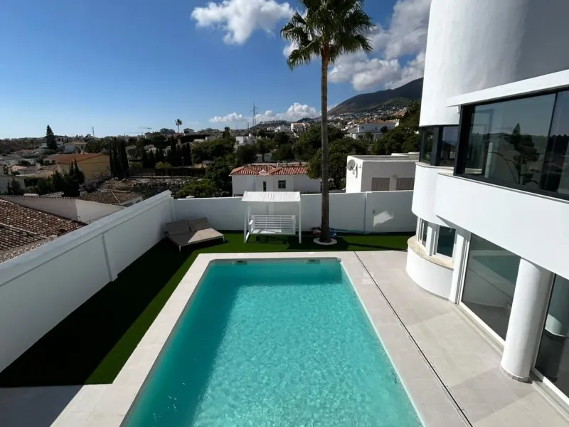Discover this stunning luxury detached villa located in the sought-after area of Benalmádena on the Costa del Sol. Priced at €1,300,000, this exceptional property offers the perfect combination of elegance, comfort, and Mediterranean lifestyle.