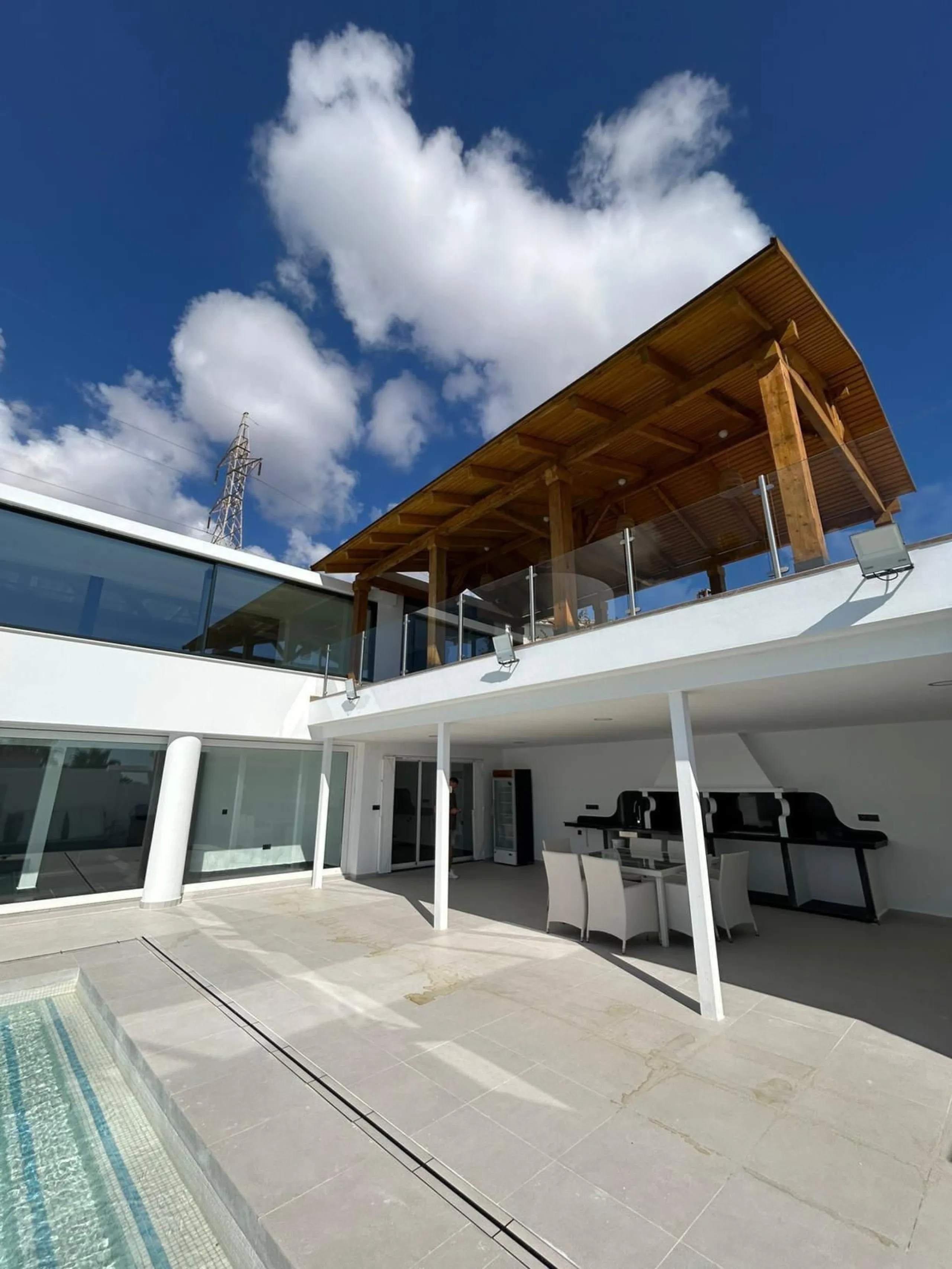 House - Detached Villa в продаже в Benalmadena, Málaga. В доме 4 спален и 5 ванных комнат. Площадь дома 550 м². Площадь участка 800 м²
