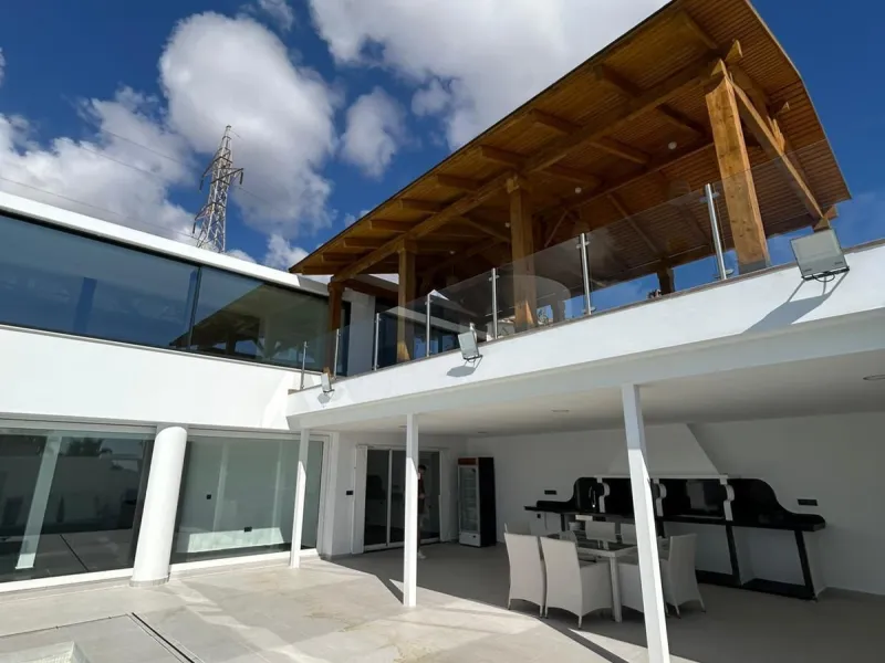 House - Detached Villa в продаже в Benalmadena, Málaga. В доме 4 спален и 5 ванных комнат. Площадь дома 550 м². Площадь участка 800 м²